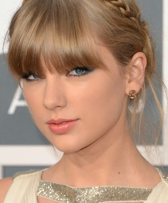 Top 10 Stunning Taylor Swift Updo Hairstyles